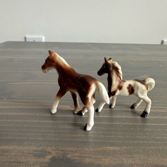 2 tiny vintage ceramic  horses - Picture 2 of 5